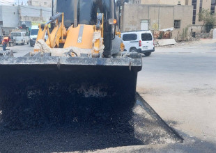 أعمال تعبيد طرق في ضاحية العزب