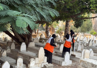 بلدية طولكرم والهلال الأحمر الفلسطيني ينظّمان حملة نظافة في المقبرة الغربية