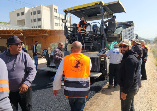 البدء بأعمال تعبيد شارع الأحراش