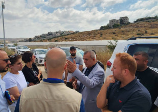 رئيس بلدية طولكرم يقود جولة تفقدية مع مؤسسات شريكة للاطلاع على احتياجات المناطق المهمشة والنازحين