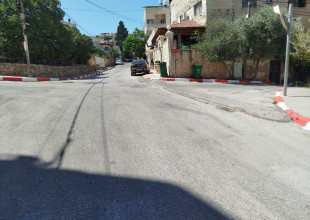 استمرار العمل بحملة دهان وصيانة الأرصفة والجزر الوسطية في عدد من الشوارع الرئيسية والحيوية بالمدينة.