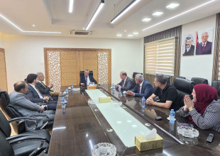 رئيس بلدية طولكرم يستقبل وفداً من البنك الإسلامي العربي لبحث سبل التعاون