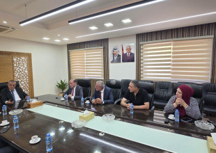 رئيس بلدية طولكرم يستقبل وفداً من البنك الإسلامي العربي لبحث سبل التعاون