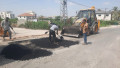 صيانة وتأهيل الحفر والمقاطع المتهالكة في عدد من شوارع المدينة