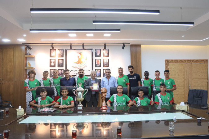 رئيس بلدية طولكرم يستقبل فريق أشبال رواحل