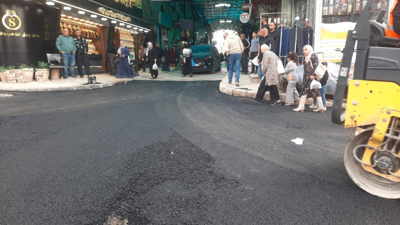 تعبيد محيط ميدان جمال عبد الناصر ومقطع من شارع نابلس (أمام بنك فلسطين) بمساهمة مجتمعية من الغرفة التجارية