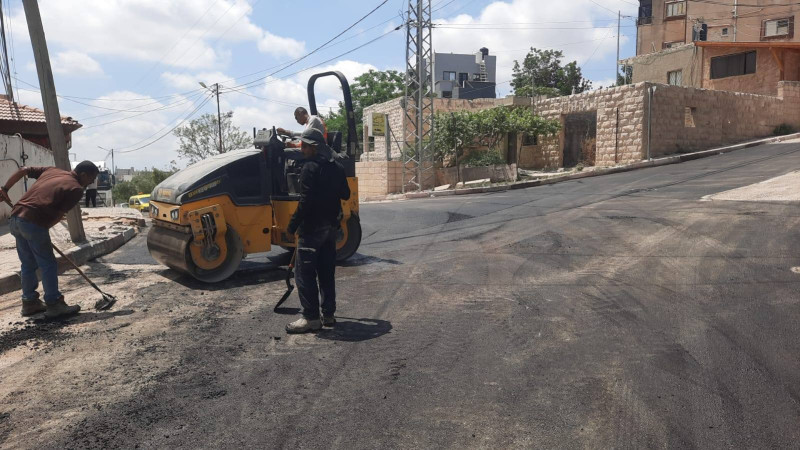 أعمال تعبيد في ضاحية ذنابة ضمن المنحة الاسعافية الحكومية