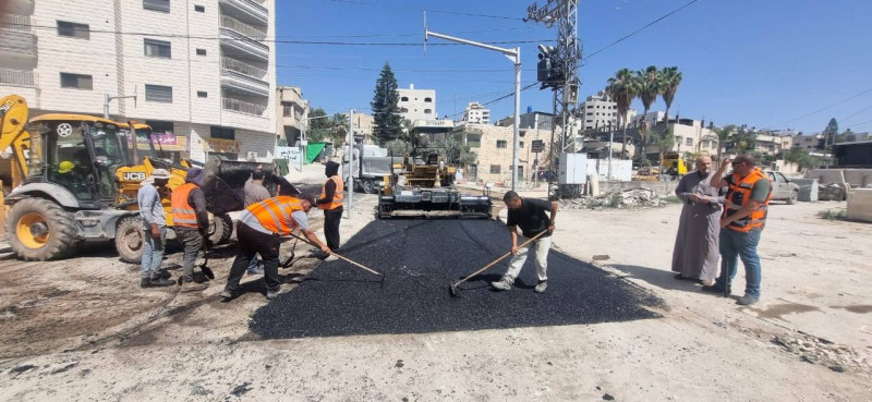 استمرار أعمال التعبيد في مفترق ابو صفيه وشارع المسلخ ضمن مشروع تأهيل وتعبيد الشوارع والطرق التي دمرتها آليات الاحتـ.ــــلال في مدينة طولكرم وضواحيها