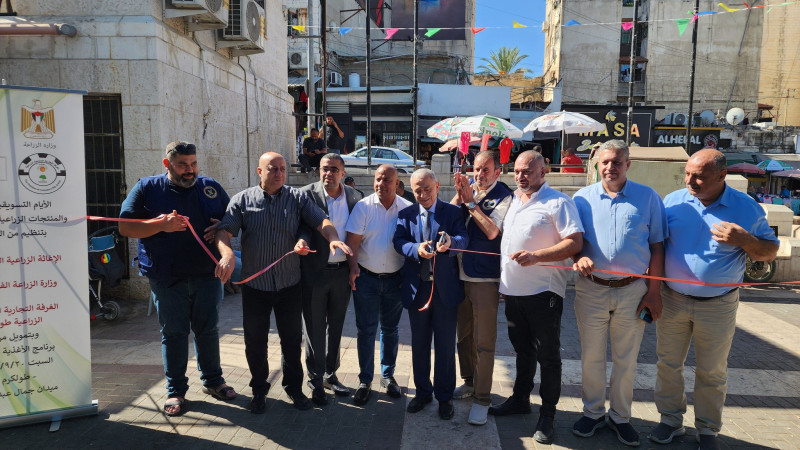 مشاركة رئيس بلدية طولكرم الدكتور رياض عوض في افتتاح اليوم التسويقي للمنتجات الزراعية في ميدان جمال عبد الناصر