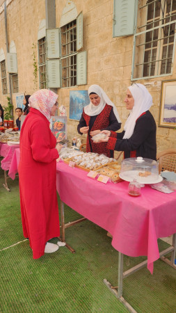 جانب من معرض كرميات للمنتجات اليدوية والأكلات الشعبية الفلسطينية،  المنفذ من قبل الغرفة التجارية بالتعاون مع بلدية طولكرم في ساحة مبنى السرايا العثمانية