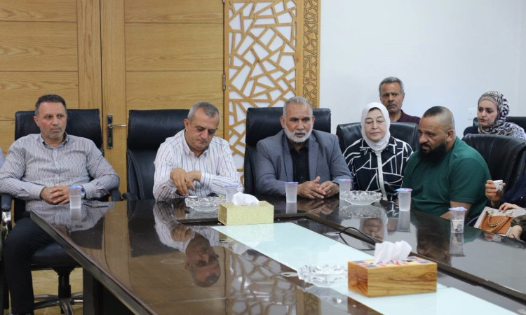 وفد من حركة فتح يزور بلدية طولكرم ويبحث سبل تعزيز الخدمات وصمود المواطنين