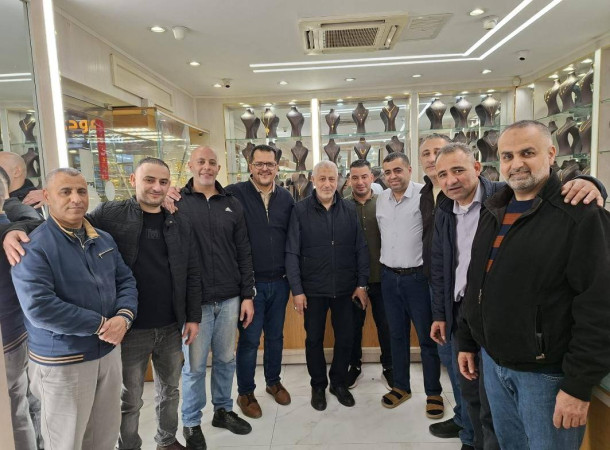 رئيس بلدية طولكرم يتفقد الأسواق ويشارك المواطنين أجواء ليلة عيد الفطر السعيد