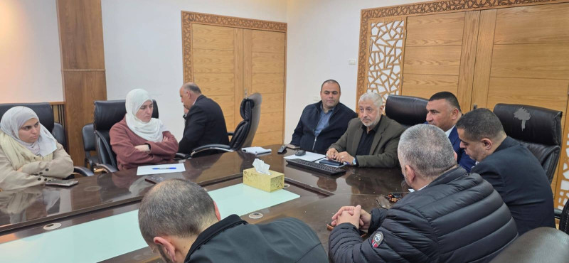 لجنة السير في محافظة طولكرم تجتمع في دار البلدية لمناقشة حلول مرورية عاجلة وتطوير البنية التحتية