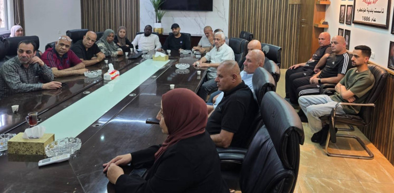 استقبال لجان خدمات مخيمي طولكرم ونور شمس في دار البلدية