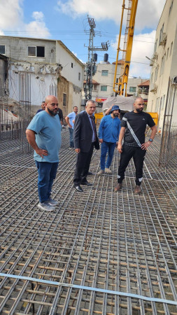 بلدية طولكرم تتابع سير العمل في مشروع مجمع الخدمات متعدد الأغراض وتشرف على صبة البلاطة الأرضية للأساسات