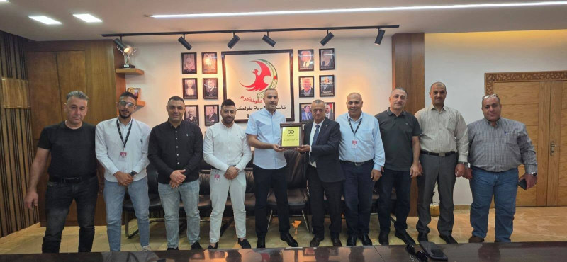 وفد من شركة "مدى العرب" يزور بلدية طولكرم ويقدم درعاً تقديرياً لجهودها