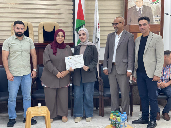 بلدية طولكرم تستضيف حفل تكريم مدربي المخيمات الصيفية المتخصصة في مكافحة الجرائم الإلكترونية والابتزاز