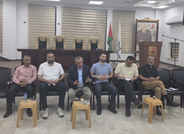 بلدية طولكرم تبحث مع أصحاب البسطات آلية تنظيم الأسواق والشوارع العامة