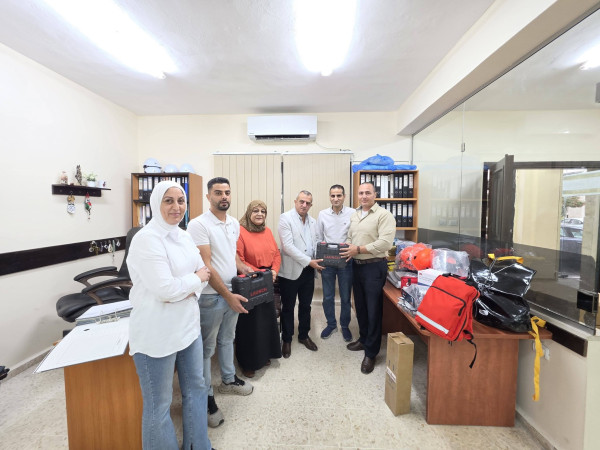 قيام  بلدية طولكرم بتسليم جهازي فحص وتشخيص أعطال المركبات أصليين من شركة لانش (LAUNCH) لطلبة قسم السيارات في مدرسة طولكرم الصناعية