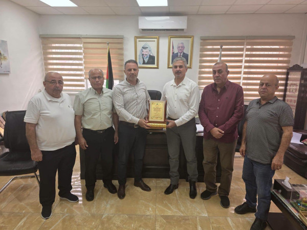بلدية طولكرم تستقبل مدير جهاز الأمن الوقائي وتتسلم درعاً تكريمياً تقديراً لجهودها في خدمة المجتمع